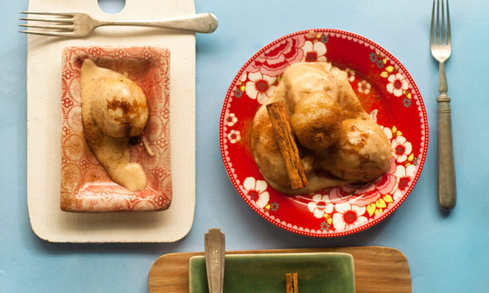 Steamed dumplings with cinnamon béchamel sauce