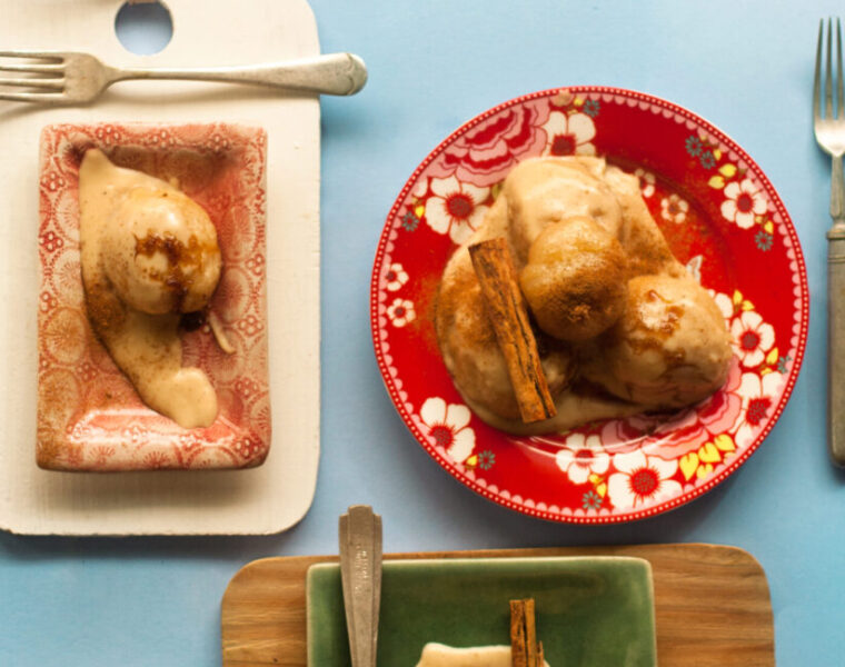 Steamed dumplings with cinnamon béchamel sauce