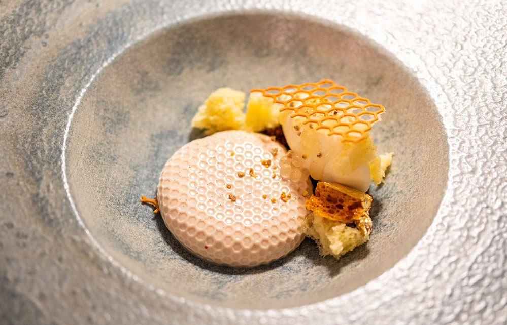 de-Tafel---Living-Landscapes---Dessert-The-Cape-Honey-Bee-1x65