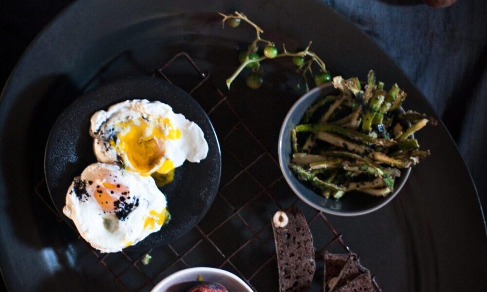 Poached Eggs With Deep-fried Asparagus