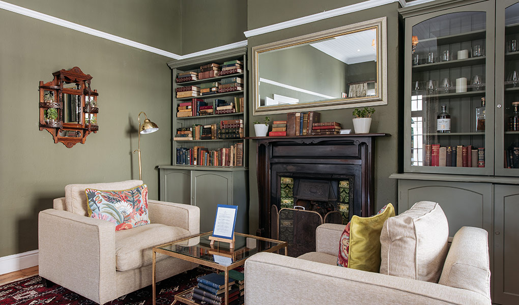 River-Manor-Boutique-Hotel-Library